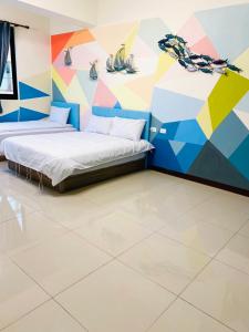的住宿－Busga布斯加，色彩缤纷的墙壁内的两张床