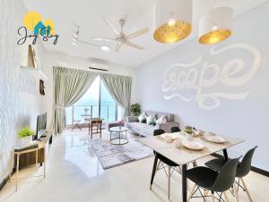 Posezení v ubytování SilverScape Residence I Luxury 2-4 BR I 6-11 pax I Bathtub I Seaview I Infinity Pool I Jonker St I City Centre by Jay Stay Management
