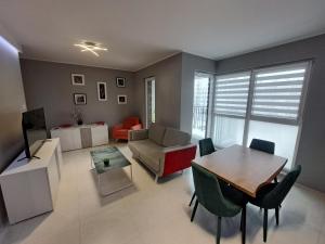 Televízia a/alebo spoločenská miestnosť v ubytovaní Apartament DIAMENTOWY z garażem -Centrum Gliwic