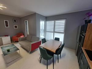 Televízia a/alebo spoločenská miestnosť v ubytovaní Apartament DIAMENTOWY z garażem -Centrum Gliwic