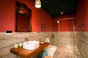 a bathroom with a sink and a shower and a toilet at Fly Inn 飛旅宿 in Dongshan