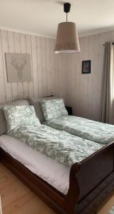 ein Schlafzimmer mit einem Bett mit einer grünen Bettdecke in der Unterkunft Gaustablikk - ski in & out apartment - Mountain View in Gaustablikk