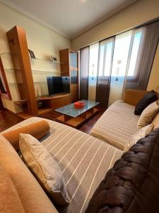 Habitación con cama, sofá y TV. en Piso Confort y Detalles Ourense, en Ourense