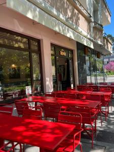Reštaurácia alebo iné gastronomické zariadenie v ubytovaní Jacuzzi Bay avec LITERIE GRAND LUXE proche du lac Annecy Avenue du Parmelan