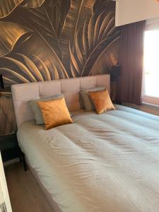 un letto con due cuscini sopra in una camera da letto di Q Geraardsbergen a Geraardsbergen