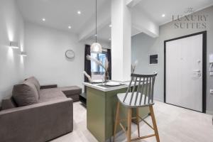 Televízia a/alebo spoločenská miestnosť v ubytovaní Aelia Apartments, The Luxury Suites