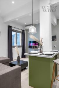 Televízia a/alebo spoločenská miestnosť v ubytovaní Aelia Apartments, The Luxury Suites