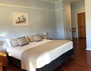a bedroom with a large bed in a room at Springwood Homestead B&B in Metricup