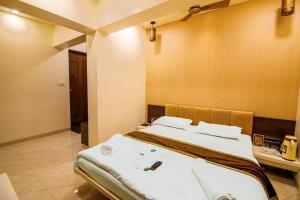 Postel nebo postele na pokoji v ubytování La Hotel Metro near BKC