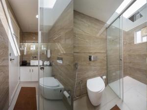バガモンにあるOzone Greens by VEO - Part of StayVistaのトイレとシャワー付きのバスルーム +24枚の写真