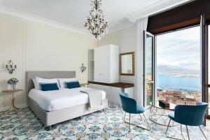 um quarto com uma cama e uma grande janela em Experience Boutique Hotel - Villa Cimmino em Castellammare di Stabia