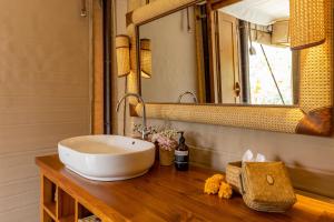 bagno con lavandino e specchio di Nadi Nature Resort - Adults Only a Tabanan