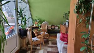 イェレニャ・グラにあるPokoje Gościnne Karinaのリビングルーム(テーブル、椅子、窓付)