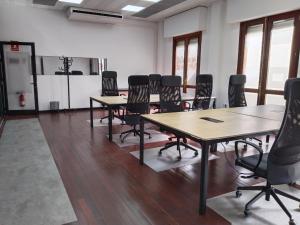 einen Konferenzraum mit Tischen und Stühlen in einem Zimmer in der Unterkunft El Sol,10 in La Laguna
