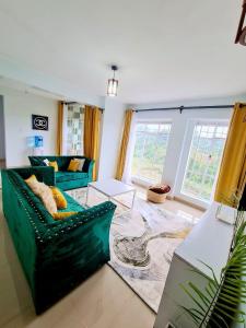 Kericho的住宿－Cossy homes kericho grey point，客厅配有绿色沙发和桌子