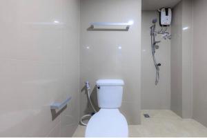 een witte badkamer met een toilet en een douche bij PT Residence Bearing in Bangna