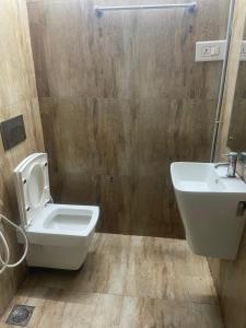 チェンナイにあるVinoth home stay service apartmentのトイレと洗面台付きのバスルーム