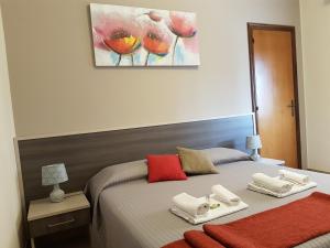 a bedroom with a bed with towels on it at B&B Monté in Montesilvano