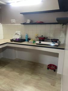 チェンナイにあるVinoth home stay service apartmentのキッチン(鍋、鍋、カウンタートップ付) +13枚の写真