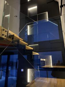 odbicie schodów w szklanej ścianie w obiekcie Leśny Wierch w Bukowinie Tatrzańskiej
