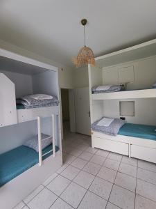 um quarto com 2 beliches e uma luz em Deeps Hostel Ankara 2 em Ancara