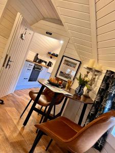 uma cozinha com mesa e cadeiras num quarto em 1 - Incredible Views - Outdoor Bathtub - Unique Style em Pont Sticill