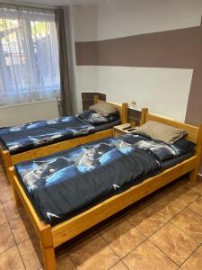 2 aparte bedden in een kamer met bij AbC in Unhošť