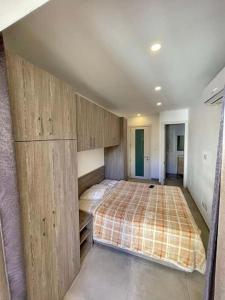 1 dormitorio con 1 cama y armarios de madera en Spacious and beautiful flat in Gzira, en Il-Gżira