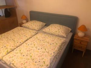 A bed or beds in a room at Landhaus Schmittenblick