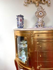 an old wooden cabinet with vases on top of it at Haus bei der Linden Ferienwohnungen in Schwangau