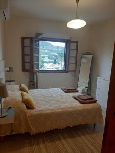 um quarto com uma cama com um espelho e uma janela em Klimataria B2 em Pissouri