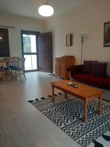 uma sala de estar com um sofá e uma mesa de centro em Klimataria B2 em Pissouri