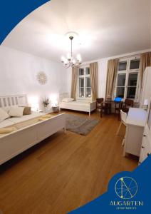 - un salon avec un lit et une salle à manger dans l'établissement Augarten Apartments, à Vienne