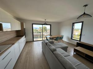 een woonkamer met een bank en een tafel bij Dolce Vita in Fréjus