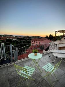 d'une terrasse avec une table et des chaises sur un balcon. dans l'établissement Casa delle Farfalle, à Chia