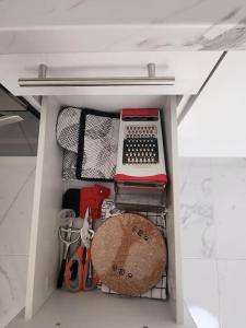 un cassetto in una cucina con scrivania e tastiera di Appartamento vista oceano a pochi passi dal mare a Playa Fañabe