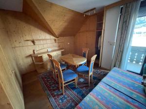 a dining room with a table and chairs in a room at Haus Erna in Gundersheim