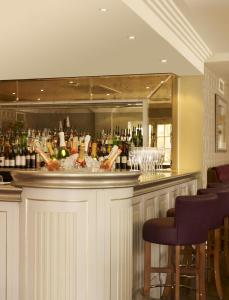 um bar com muitas garrafas de álcool em The Arden Hotel Stratford - Eden Hotel Collection em Stratford-upon-Avon