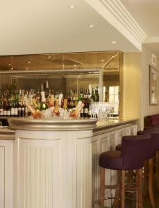 un bar con un montón de botellas de alcohol en The Arden Hotel Stratford - Eden Hotel Collection, en Stratford-upon-Avon