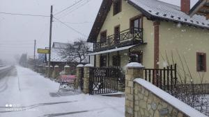 una casa con una recinzione nella neve di Gorec a Jaremče