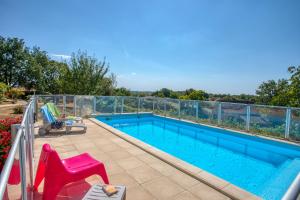 una piscina sul tetto di una casa di Les Roulottes Pomponnaises a Saint-Pompont Altre 19 foto