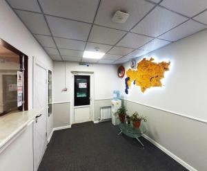 biuro z korytarzem ze stołem i mapą na ścianie w obiekcie Railway Hotel w mieście Ałma-Ata