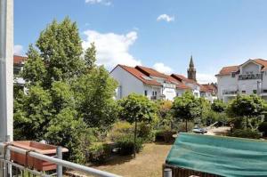 Blick auf eine Stadt mit Häusern und Bäumen in der Unterkunft Komfortferienwohnung Zentrum in Ludwigsburg