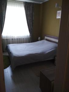 Bett in einem Zimmer mit einem Fenster und einem Bett sidx sidx sidx sidx in der Unterkunft Dalos Plus in Sarny