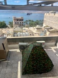 une tente installée à l'étage d'un immeuble dans l'établissement Peace Roza, à Aqaba