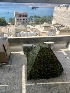 un parapluie de camouflage assis au-dessus d'un bâtiment dans l'établissement Peace Roza, à Aqaba