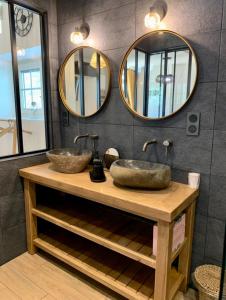 een badkamer met 2 wastafels en 2 spiegels bij Chambres d'hôtes L'Escale Charmante in Choussy