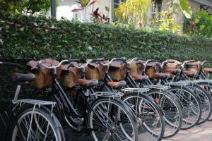 eine Reihe von Fahrrädern nebeneinander geparkt in der Unterkunft Villa Maly Boutique Hotel in Luang Prabang