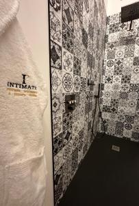 Héron的住宿－Intimate - Private Wellness，浴室设有瓷砖墙和毛巾。