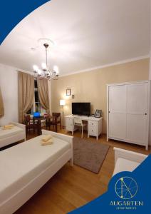 - un salon avec un lit et une télévision dans l'établissement Augarten Apartments, à Vienne